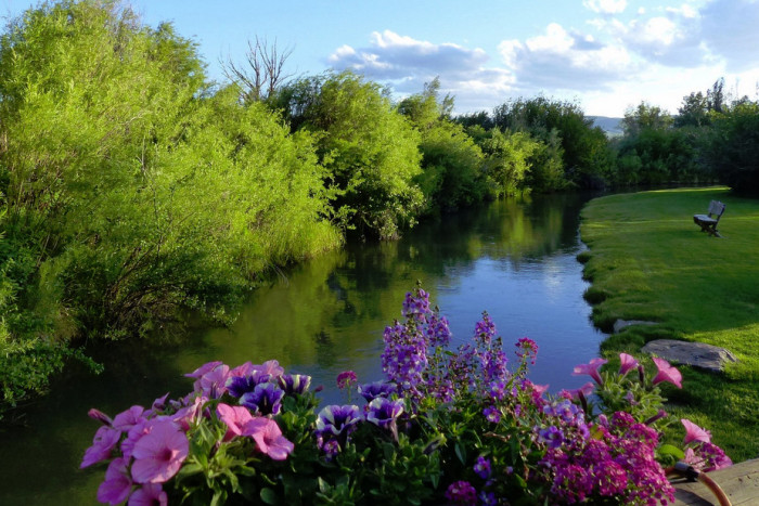 El Western Cabins & Lodges — Ennis, MT