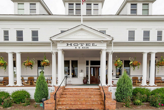 Sacajawea Hotel / Starry Night Group — Three Forks, MT